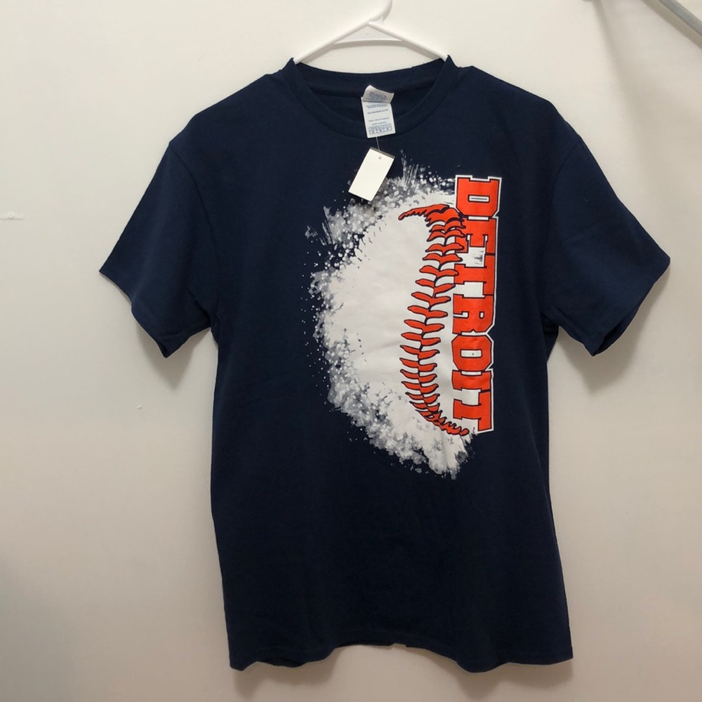 New men’s Detriot tigers shirt